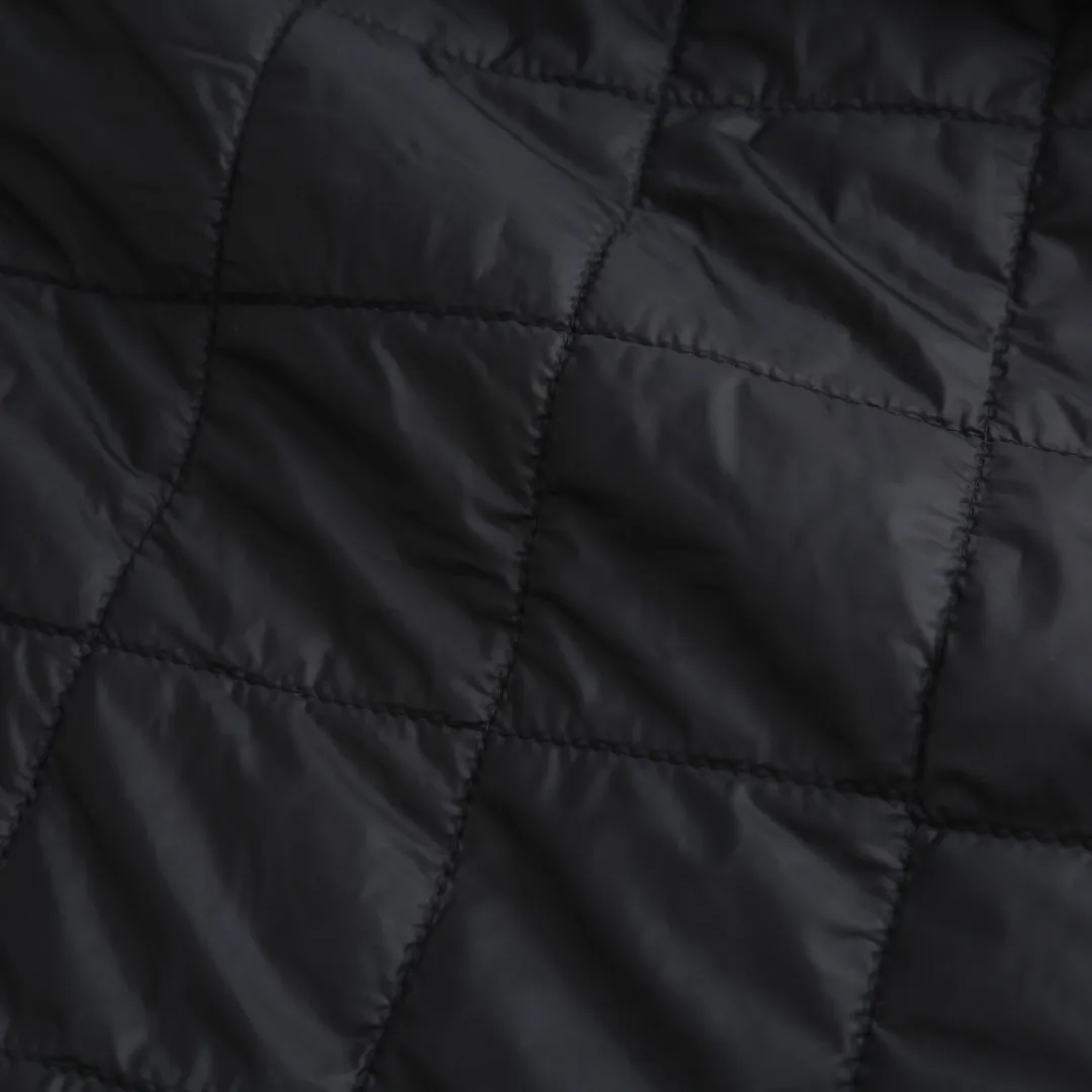 P620 25FW Ralph Lauren Red Label Lightweight Cotton Jacket (Coach Jacket) Fabric Procurement: A combination of pragmatism and classic texture Material: High-density nylon taffeta Features: Density is about 210T-300T, smooth and slightly matte surface, excellent windproof and waterproof performance (with DWR water-repellent treatment), strong wrinkle resistance and easy care, in line with the positioning of American casual "durable and practical".  Color: Classic dark black, using vat dyeing process (dye penetrates into the fiber), the color fastness reaches ISO level 4 or above to avoid fading or color transfer after washing.  2. Lining fabric Material: Lightweight cotton-polyester blended lining (65% Polyester + 35% Cotton) Function: Reduce friction between the fabric and inner clothing, improve wearing smoothness; blended material has both breathability and durability to avoid the stuffy feeling of pure nylon lining.  Version and cutting process Version: Classic Coach Jacket, loose version, slightly dropped shoulder line (shoulder width is 1-2cm wider than the standard version), length to the hips, and slightly tapered straight sleeves, taking into account both freedom of movement and casual style.  Embroidery technology: Polo horse logo on the left chest: flat satin stitch embroidery (satin embroidery), embroidery thread: 100% polyester high color fastness embroidery thread (the color number is consistent with the brand’s standard red color card), stitch density 12-15 stitches/cm, the outline of the horse logo is clear, and the details of the rider and horse are burr-free.  Embroidery positioning: precise positioning through the template (12cm from the neckline and 8cm from the placket) to ensure left and right symmetry and centering.  Topstitching technology: The seams of the body are made of double-needle flat seams (needle pitch 3cm/10 needles), the stitches are smooth and straight, the stitching color is dark black (the same color as the fabric), and the stitch width is 0.5cm, which enhances firmness while forming simple decorative lines.  1. Main body splicing, splicing of the front placket and body: The placket is made of double-layer folding + flat seam splicing, with a thickness of about 0.3cm to ensure that the buttons are not easily deformed when fixed; the edges of the placket are cut with a hot knife to avoid burrs.  Sleeve panels are spliced ​​to the body: the armholes are spliced ​​with round-head keyhole machine seams + flat seams. After splicing, the armholes have a natural curvature and no sense of tightness during movement; the height of the sleeves is about 8-10cm, which is in line with the loose characteristics of casual jackets.  Main button: black urea resin button, matte surface treatment, buttonholes are hand-made keyholes (6 strands of cotton thread, keyhole density 8 stitches/mm), the edges of the eyelets are smooth and without burrs.  Collar buttons: The first button on the collar is a hidden button (diameter 12mm), which prevents the collar from opening and improves the neatness of wearing.  SIZE: S M L XL